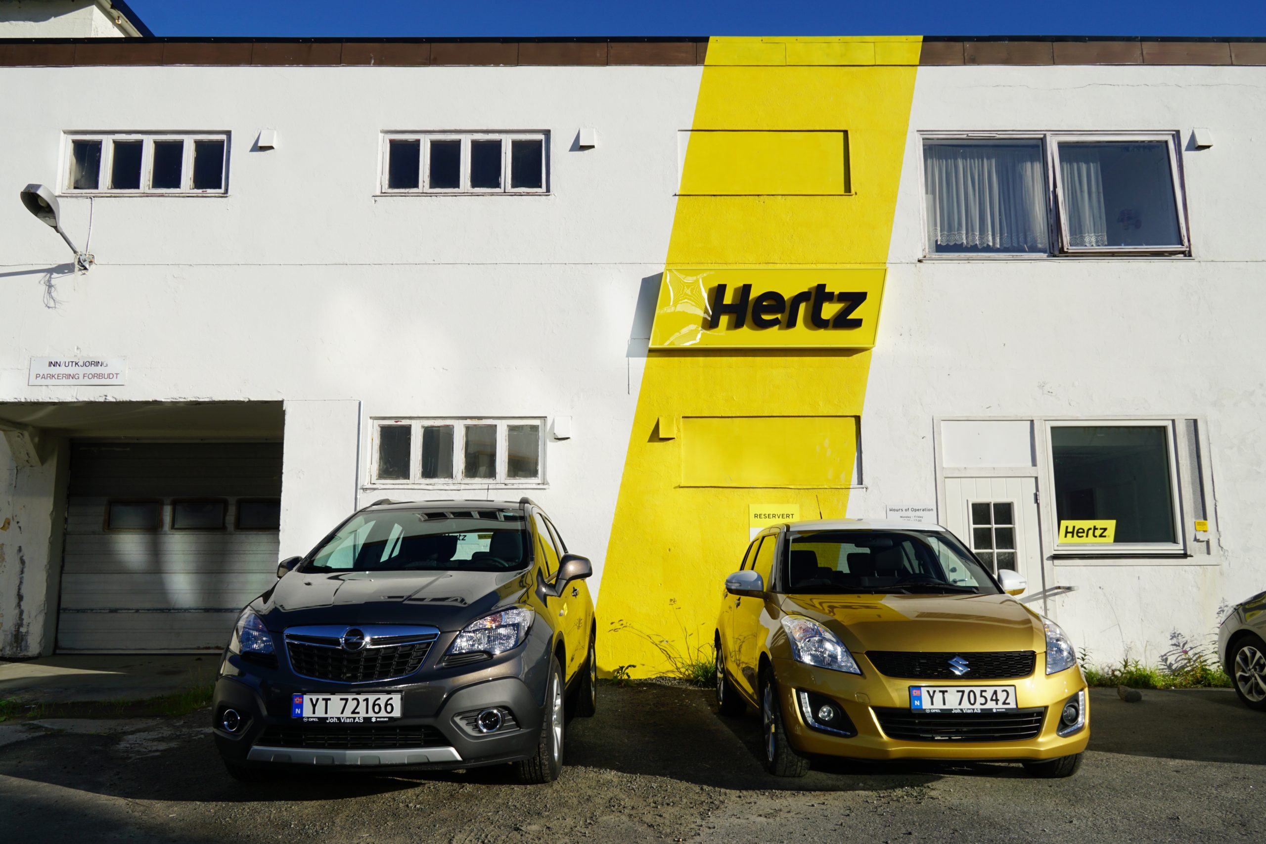 cars hertz logo